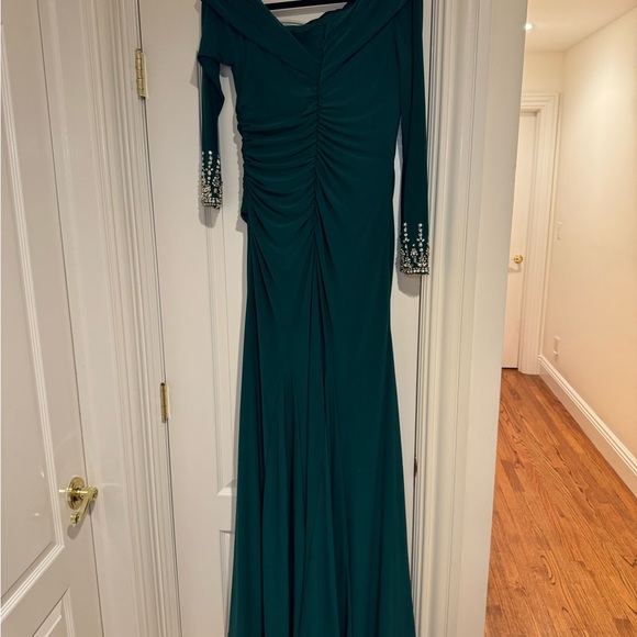 NWT MacDuggal Jewel Cuffed Asymmetrical Long Gown in Emerald Green Size 8 #12231 - Picture 5 of 13